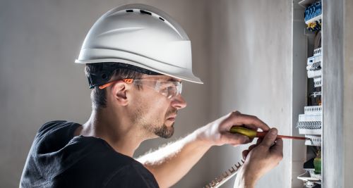 Électricien Chelles - Un artisan répare un tableau électrique.