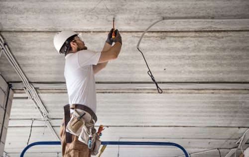 Électricien Clichy - Un artisan refait le réseau électrique d'une maison.