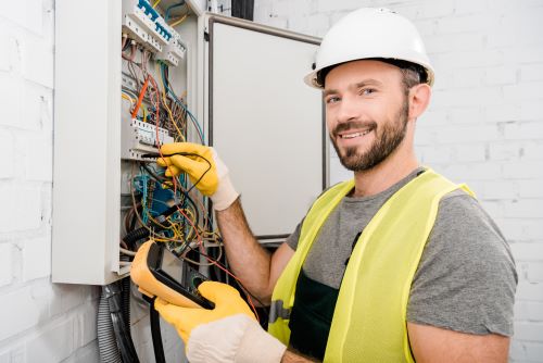 Électricien Évry-Courcouronnes - Un électricien fait des tests sur un tableau électrique.