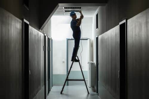 Électricien La Seyne-sur-Mer - Un électricien installe des lumières au plafond.