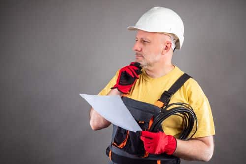 Électricien Meaux - Un électricien qui réfléchit à son travail