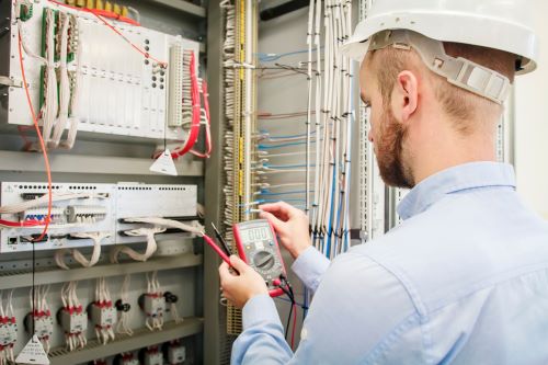 Électricien Noisy-le-Grand - Un artisan fait des tests sur une installation.