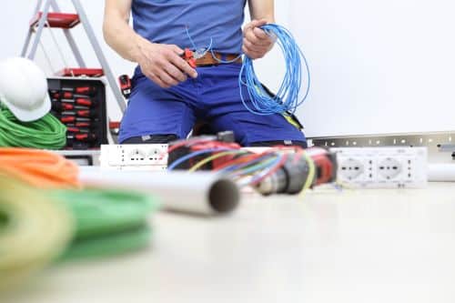 Électricien Quimper - Un électricien fait ses derniers préparatifs avant une intervention.