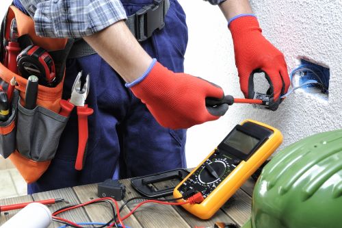 Électricien Rueil-Malmaison - Un artisan fait des vérifications sur une sortie de câbles.