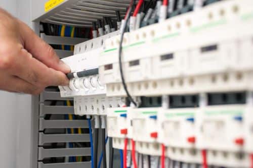 Électricien Saint-Maur-des-Fossés - Un artisan fait des vérifications sur un tableau électrique.