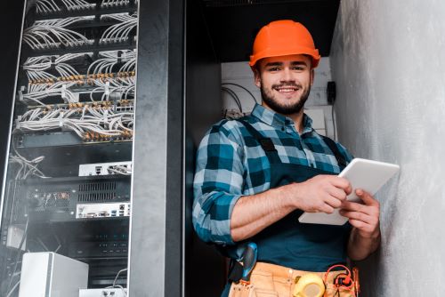 Électricien Troyes - Un artisan s'apprête à intervenir sur un tableau électrique.