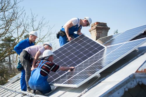 Électricien Le Blanc Mesnil - Des électriciens installent un panneau solaire