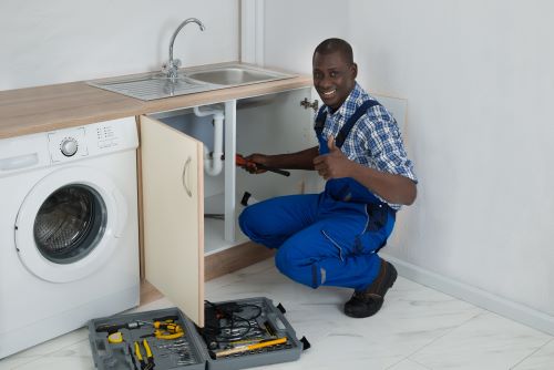 Plombier Aucamville - Un plombier répare un lavabo.