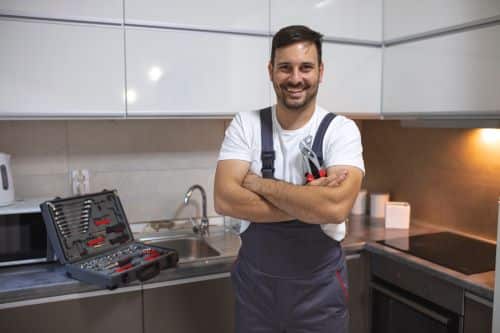 Plombier Aucamville - Plombier en intervention dans une cuisine