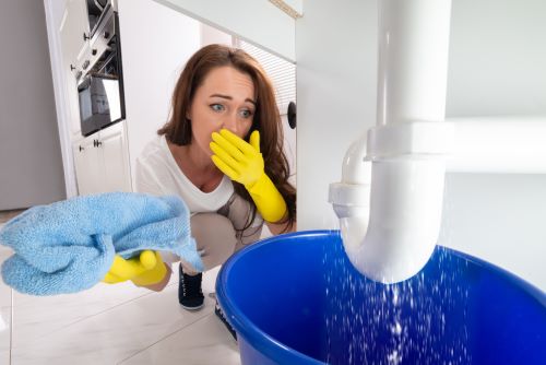 Plombier Balma - Une femme constate une fuite d'eau