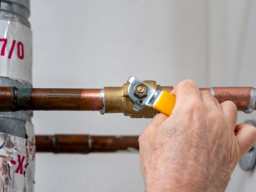 Plombier Cadolive - Un plombier fait des manipulations sur un tuyau.