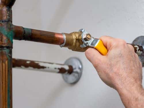 plombier Bassens - un homme ouvre une arrivée d'eau