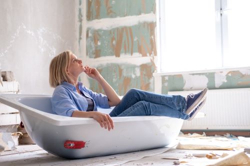 plombier Camblanes-et-Meynac - une femme regarde les travaux en cours dans sa salle de bains