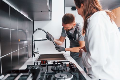 plombier Les Pavillons-sous-Bois - un artisan installe l'évier d'une cuisine