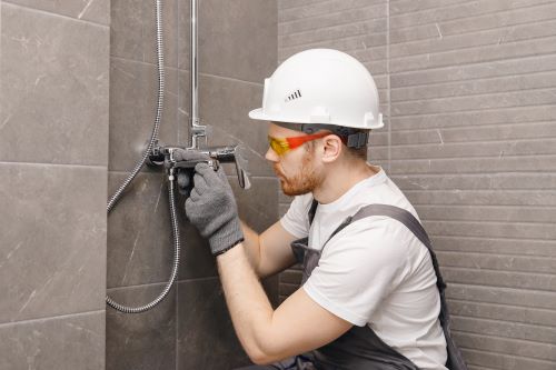 plombier Orly - un plombier chauffagiste installe une colonne de douche