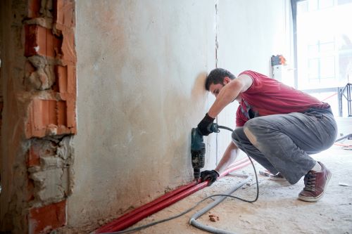 plombier Yvrac - un artisan installe un circuit de plomberie dans une construction neuve