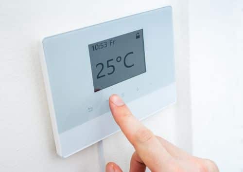 Chauffagiste Aulnay-sous-Bois - Un homme règle la température de son thermostat