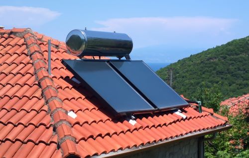 Chauffagiste Bondy - Panneaux solaires installés sur un toit