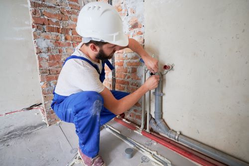 Chauffagiste Cergy - Un chauffagiste installe un plancher chauffant