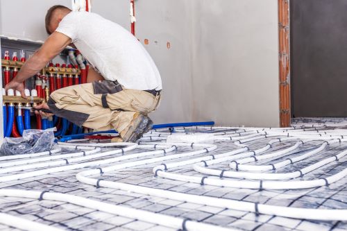 Chauffagiste Clamart - Un chauffagiste installe un plancher chauffant.