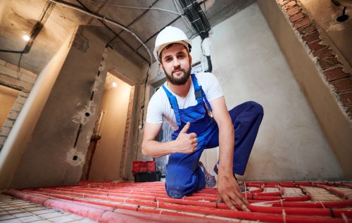 Chauffagiste Colombes - Un chauffagiste installe un plancher chauffant