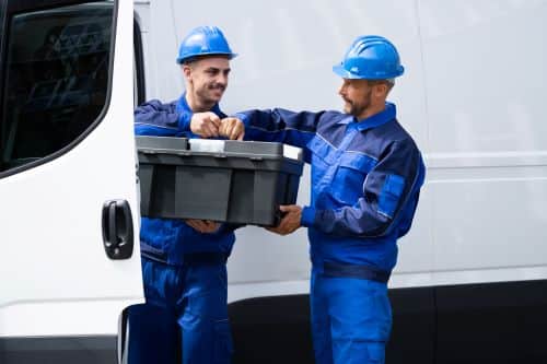 Chauffagiste Courbevoie - Deux chauffagistes avec leur matériel de travail.