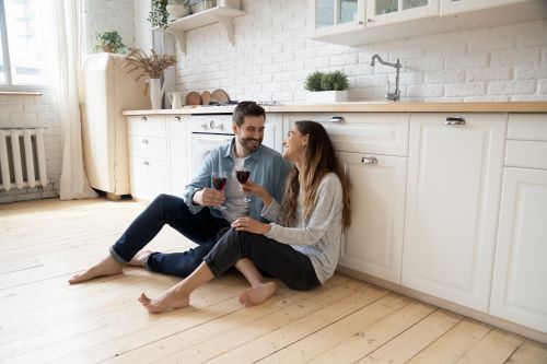 Chauffagiste Fréjus - Un couple prend un verre de vin.