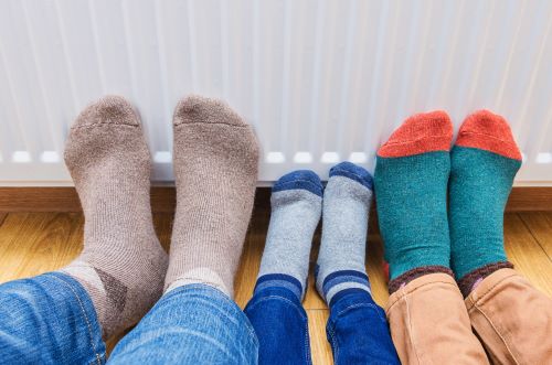 Chauffagiste La Seyne-sur-Mer - Pieds sur un radiateur.