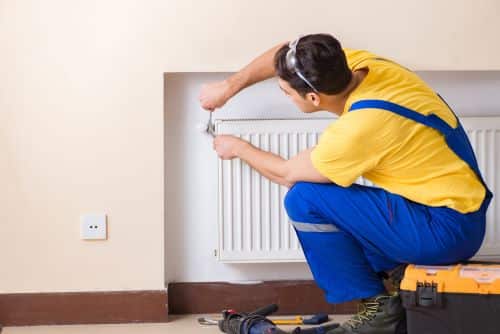 Chauffagiste Levallois-Perret - Un chauffagiste installe un radiateur.