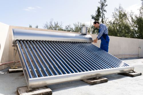 Chauffagiste Meaux 2 - Un chauffagiste répare une chaudière à énergie solaire.