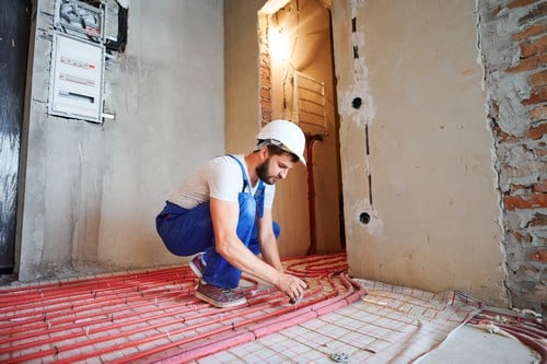 Chauffagiste Salon-de-Provence - Un artisan installe un plancher chauffant.