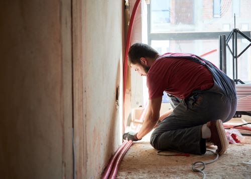 Chauffagiste Ivry-sur-Seine- Un chauffagiste installe un plancher chauffant