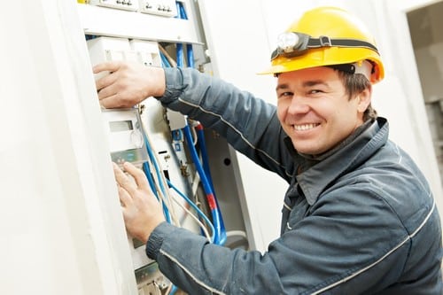 Électricien Albi - Un électricien installe un tableau électrique.