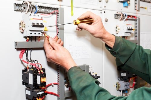 Électricien Bondy - Un artisan répare un tableau électrique.
