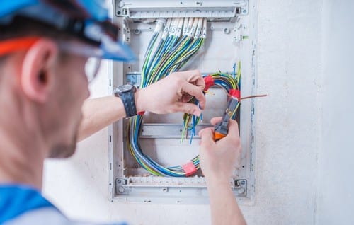 Électricien Gennevilliers - Un électricien installe un système électrique