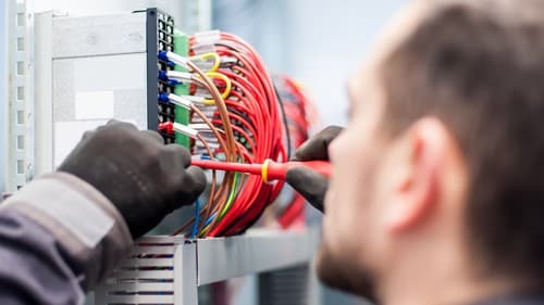 Électricien Saint-Malo - Un électricien effectue une installation