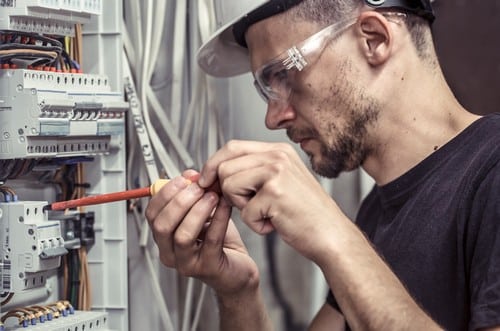 Électricien Saint-Malo - Un électricien installe un compteur électrique