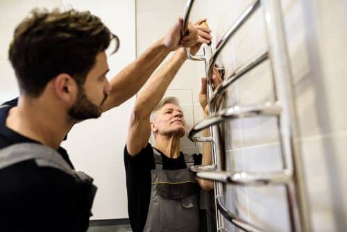 Plombier Décines-Charpieu - Deux artisans installe une salle de bains.