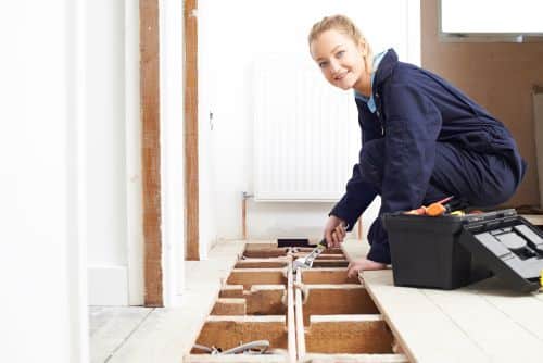 Plombier Emmerin - Un plombier installe un plancher chauffant