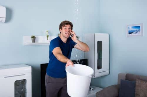 Plombier Fontaines-sur-Saône - Un homme constate une fuite d'eau dans sa salle de bain