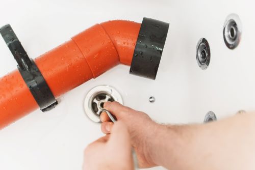 Plombier Houplin-Ancoisne - Un plombier procède au débouchage d'une baignoire