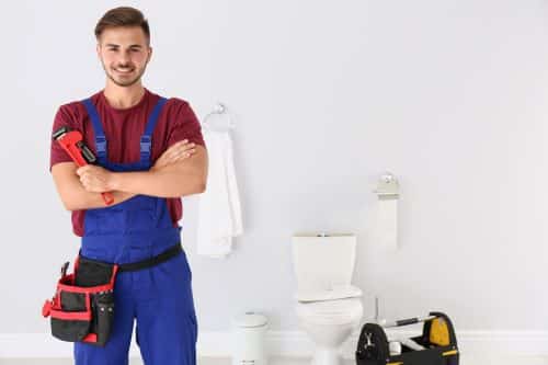 Plombier Leers - Un artisan dans une salle de bains.