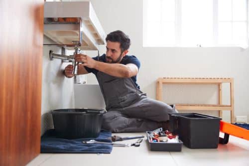 Plombier Paris 19 - Un plombier installe un lavabo