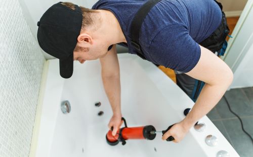 Plombier Radinghem-en-Weppes - Un plombier débouche une baignoire