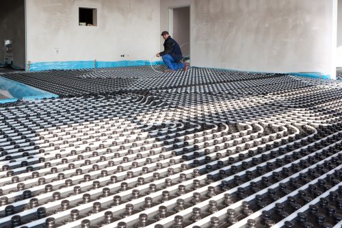 chauffagiste Champigny-sur-Marne - un plombier chauffagiste installe un plancher chauffant