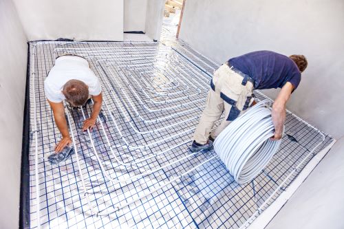 chauffagiste Maisons-Alfort - deux artisans installent un plancher chauffant