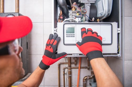 chauffagiste Rosny-sous-Bois - un artisan chauffagiste installe un thermostat