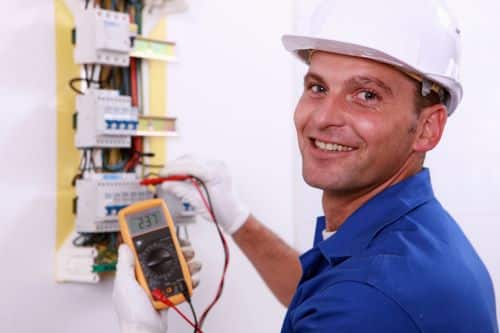 électricien Saint-Germain-en-Laye - un artisan installe un tableau électrique