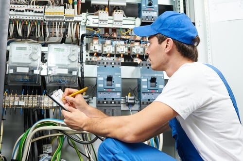 électricien Vaulx-en-Velin - un ouvrier inspecte une armoire électrique