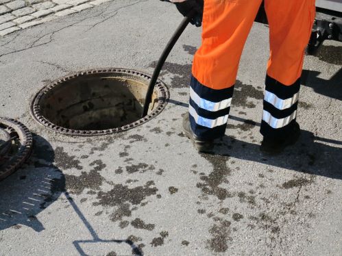 plombier Croix - un artisan désengorge une canalisation